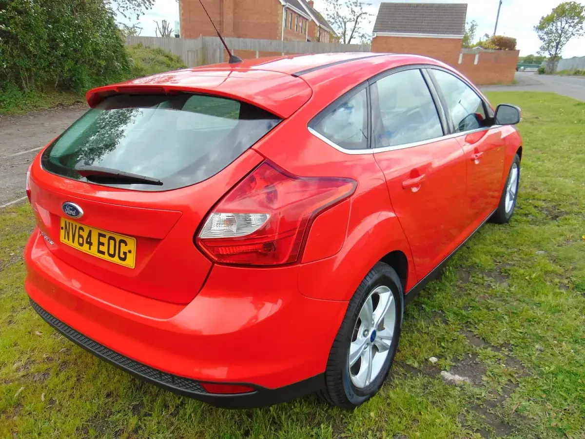 Used Ford Focus Zetec 115 HP (84 kW) 2014 Red Hatchback