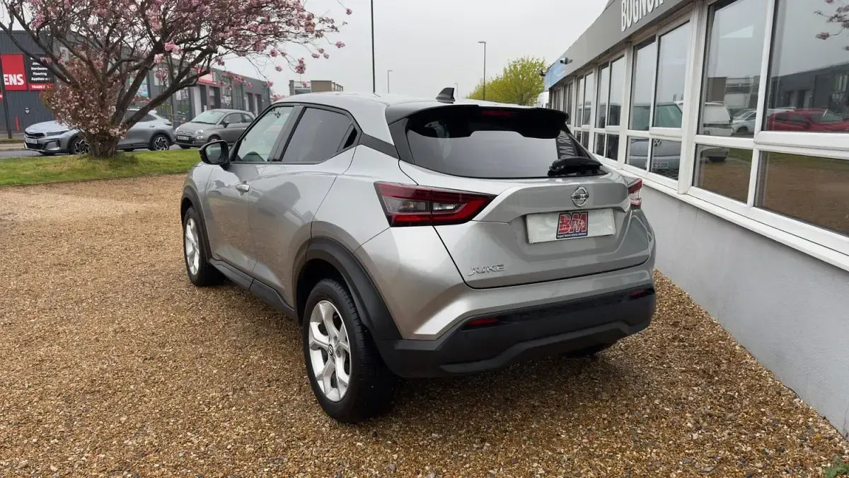 Używany Nissan Juke N-Connecta 114 KM (83 kW) 2021 Srebrny SUV