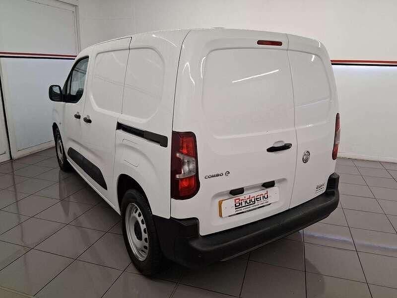 Second-hand Vauxhall Combo 100 kW (136 CP) 2022 Alb Monovolum