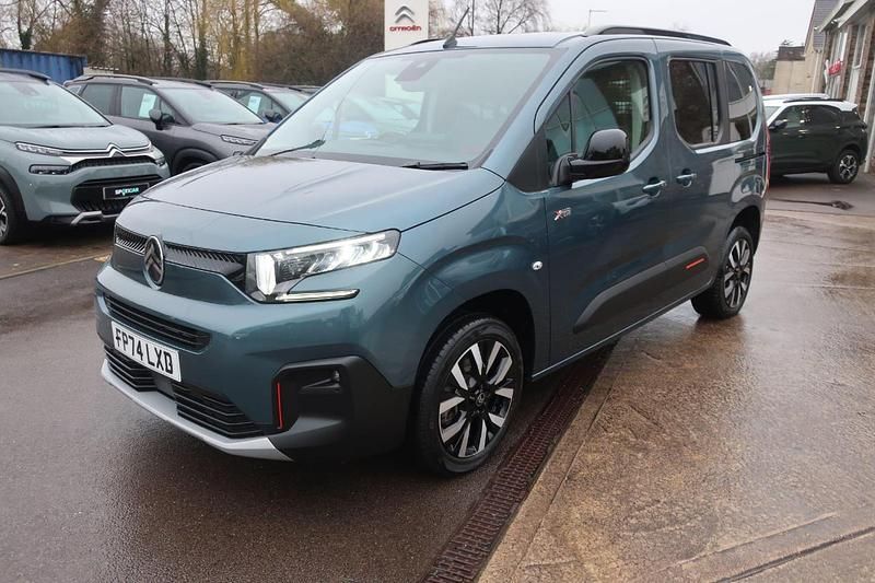 Begagnad Citroën Berlingo 128 HK (94 kW) 2024 Blå Minibuss