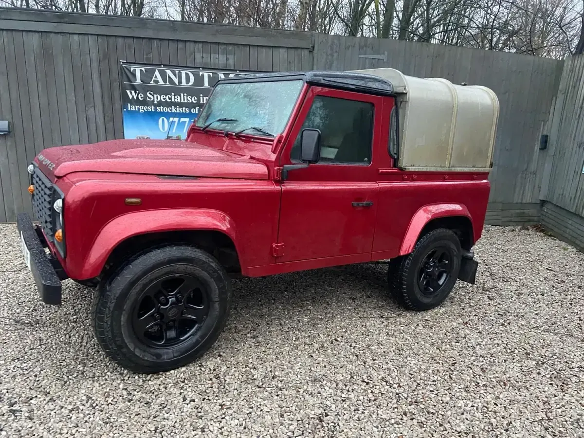 Used Land Rover Defender 122 HP (89 kW) 2009 Red Pickup