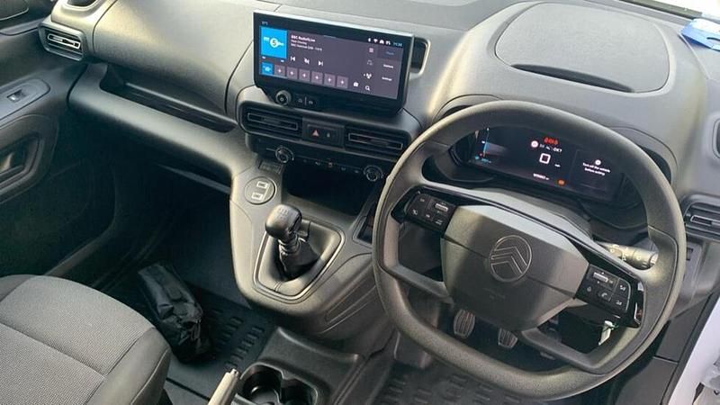 Used Citroën Berlingo 101 HP (74 kW) 2024 White MPV