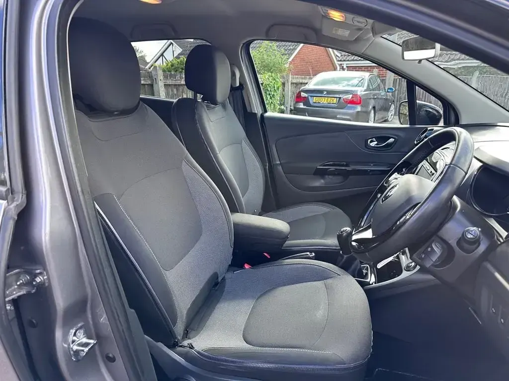 Used Renault Captur Dynamique 90 HP (66 kW) 2015 Grey SUV