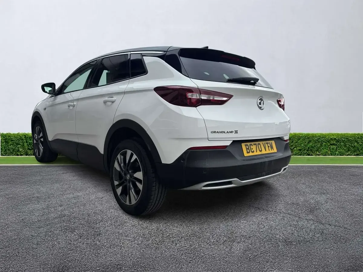 Used Vauxhall Grandland X SRi 130 HP (95 kW) 2020 White SUV