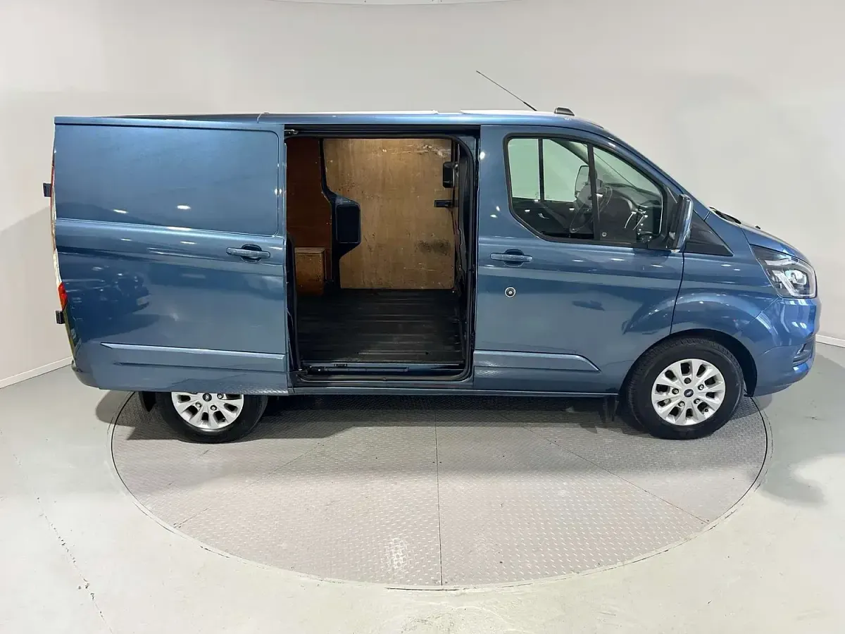 Used Ford Transit Custom Limited 185 HP (136 kW) 2020 Blue Van