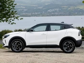 New Alfa Romeo GT Junior 136 HP (100 kW) 2025 Bicolour solid  sempione white with black roof Hatchback