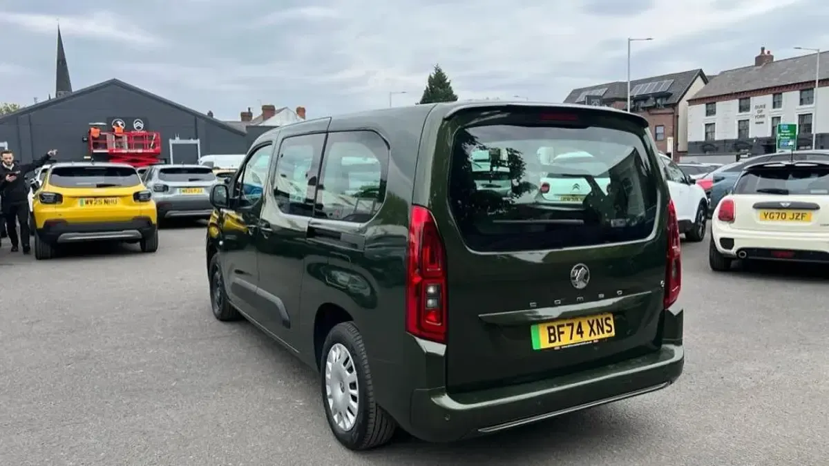 Used Vauxhall Combo Design Edition 98 kW (134 HP) 2025 Green MPV