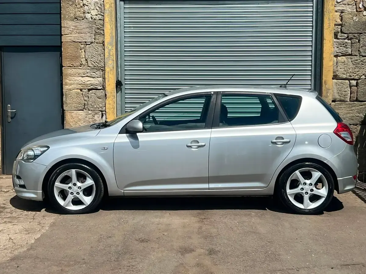 Used Kia Ceed 113 HP (83 kW) 2010 Silver Hatchback
