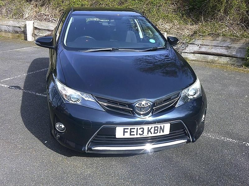 Used Toyota Auris Multidrive S 132 HP (97 kW) 2013 Grey Hatchback