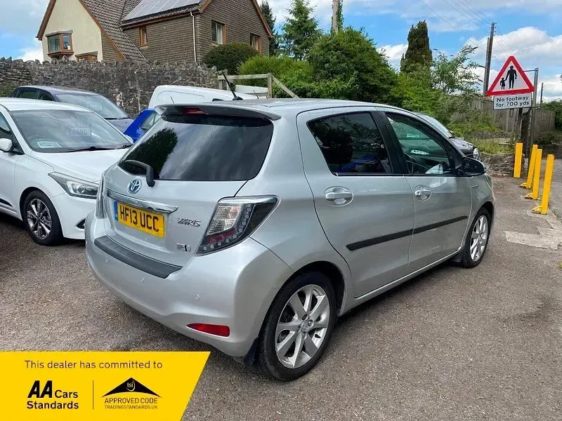 Usata Toyota Yaris Hybrid 2013 Argento