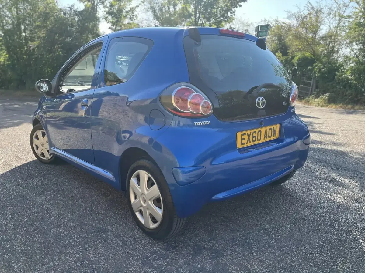 Used Toyota Aygo 68 HP (50 kW) 2010 Blue Hatchback
