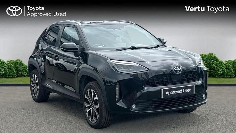 Used 2022 Toyota Yaris Hybrid Design Estate | £18,653 (Good price) - Image 1/3