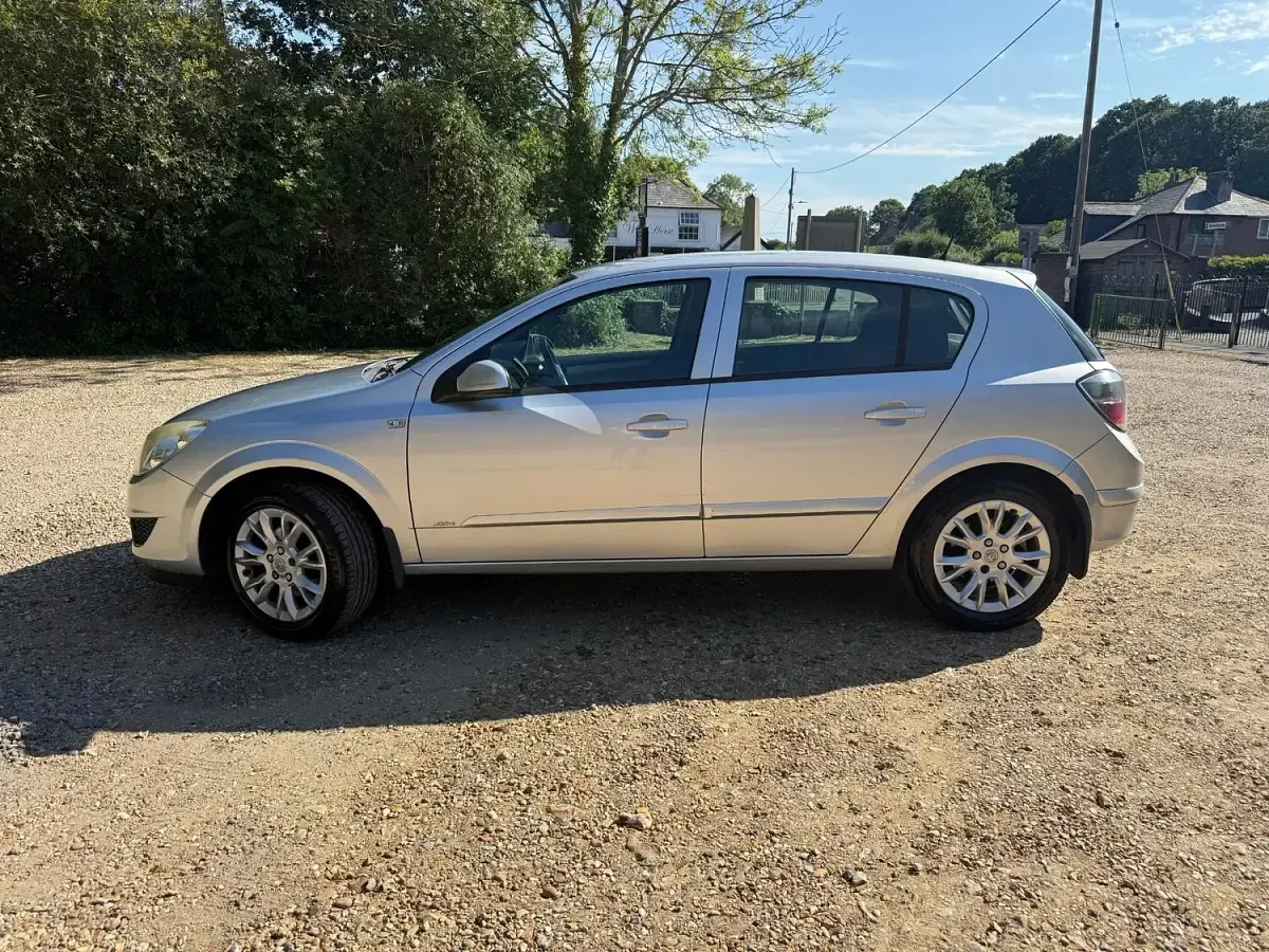 Used Vauxhall Astra Active 140 HP (102 kW) 2009 Silver Hatchback