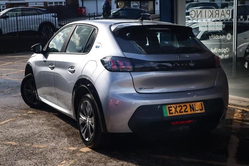 Second-hand Peugeot e-208 Allure 100 kW (136 CP) 2022 Gri Hatchback