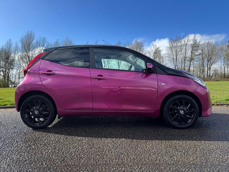 Begagnad Toyota Aygo X-cite 72 HK (52 kW) 2019 Lila Halvkombi