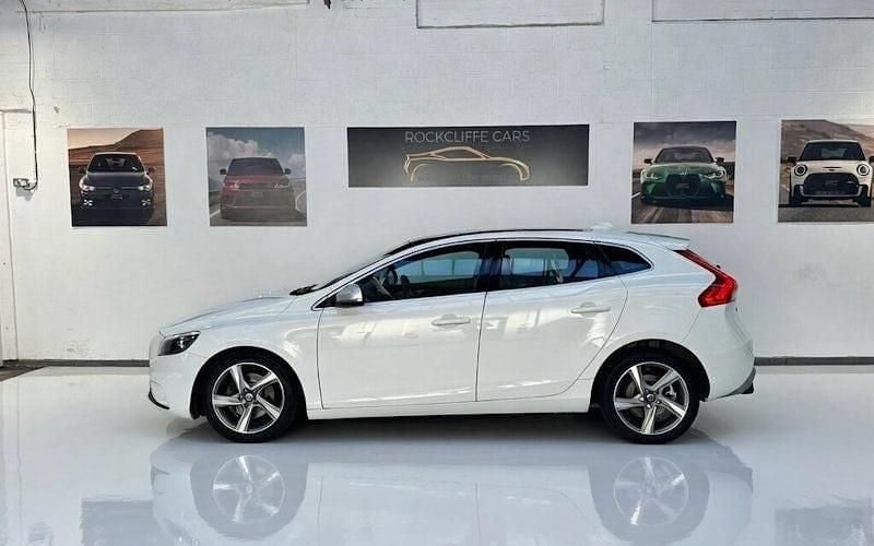 Used Volvo V40 R-Design 122 HP (89 kW) 2015 Hatchback