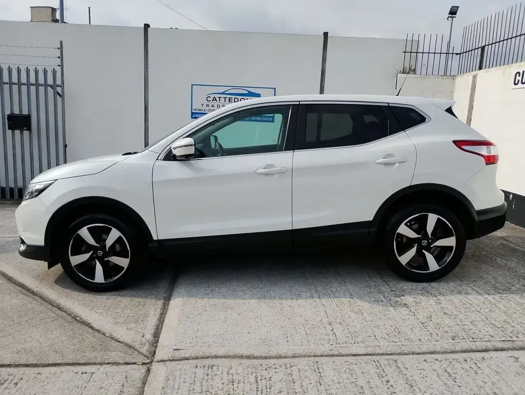 Used Nissan Qashqai N-Connecta 110 HP (80 kW) 2017 White SUV