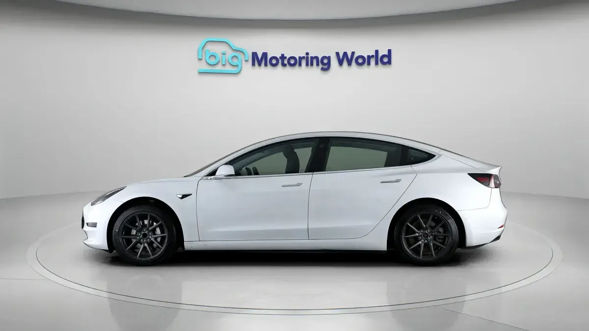 Used Tesla Model 3 Standard Range Plus 239 kW (325 HP) 2020 White Sedan