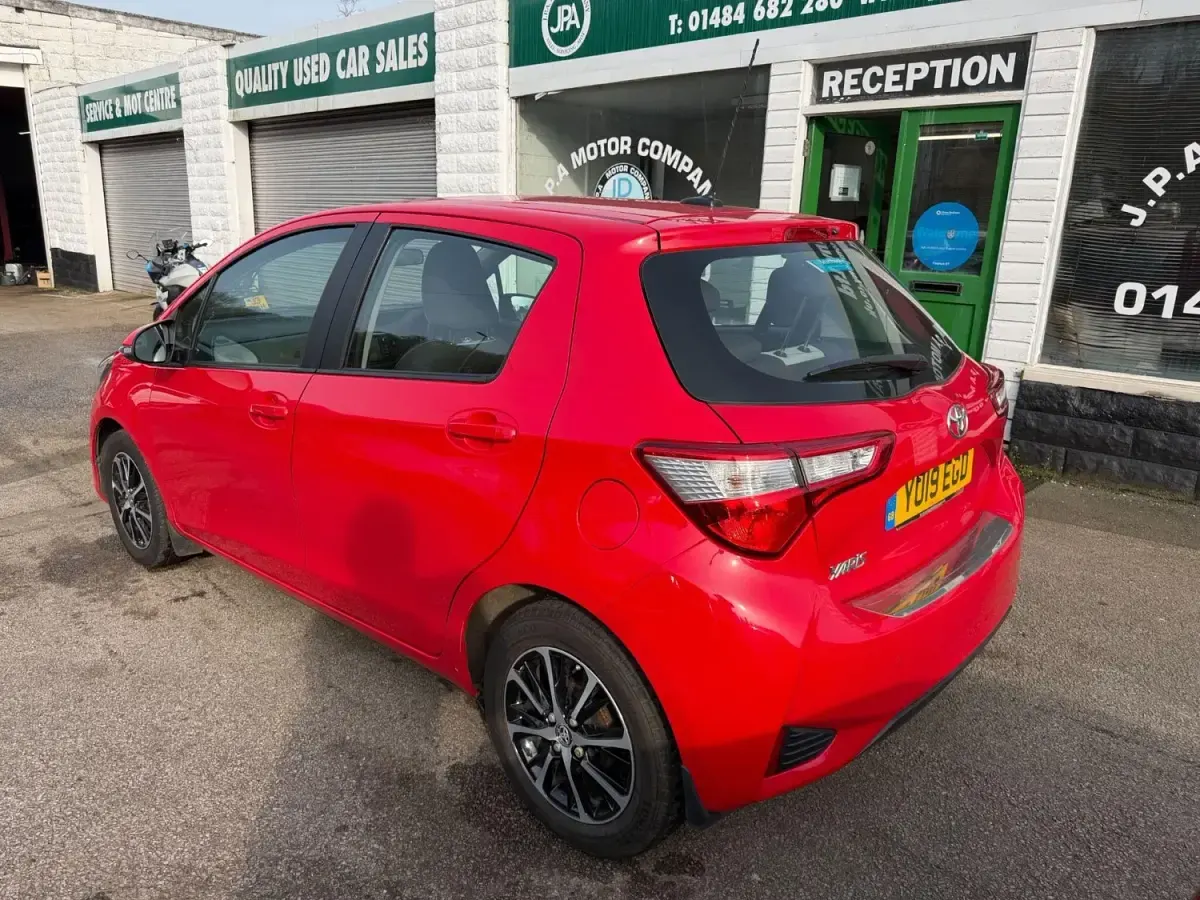 Usado Toyota Yaris 107 HP (78 kW) 2019 Vermelho Citadino