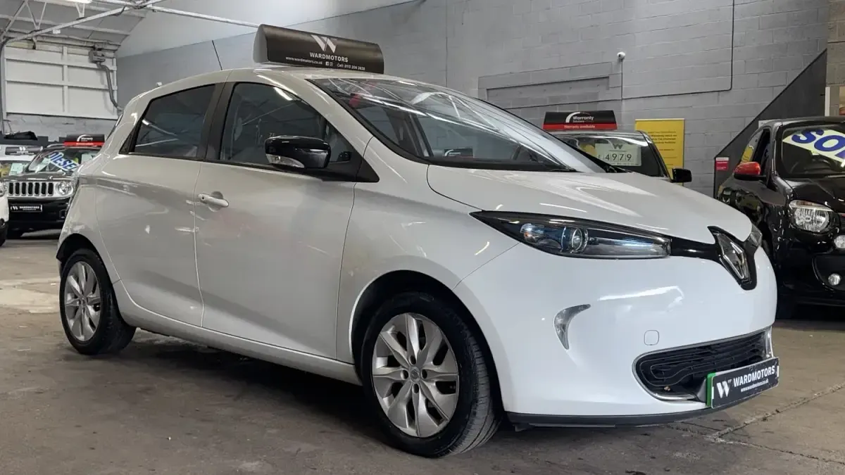 Used Renault Zoe Dynamique 64 kW (88 HP) 2015 White Hatchback