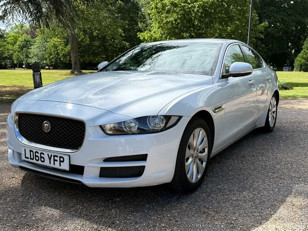 Used Jaguar XE Prestige 180 HP (132 kW) 2016 White Sedan