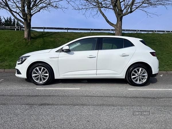 Used Renault Mégane IV Dynamique 110 HP (80 kW) 2018 White Hatchback