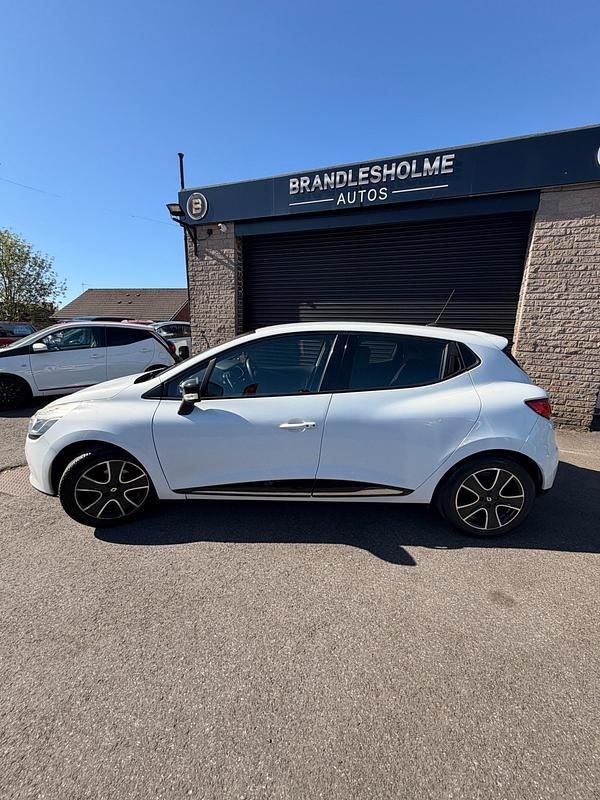 Used Renault Clio IV Dynamique 90 HP (66 kW) 2013 White Hatchback