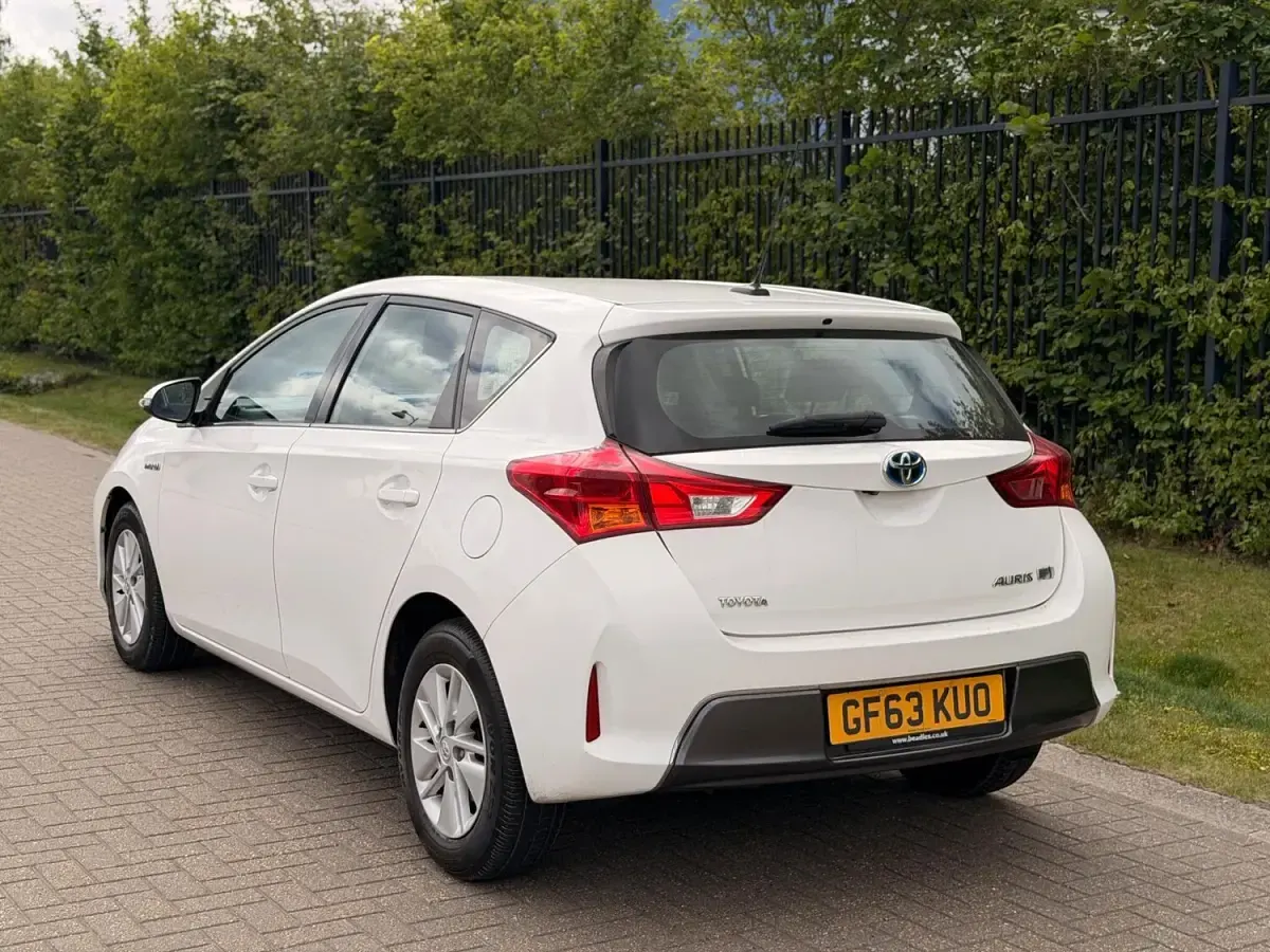 Used Toyota Auris Hybrid 136 HP (100 kW) 2013 White Hatchback