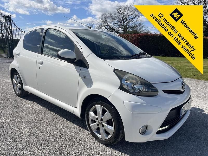 Begagnad Toyota Aygo 67 HK (49 kW) 2012 Vit Halvkombi