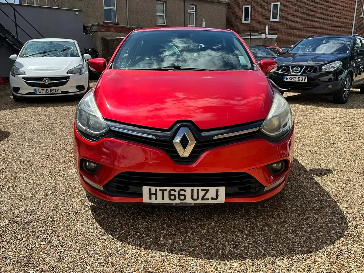 Used Renault Clio IV Dynamique 2017 Red Hatchback