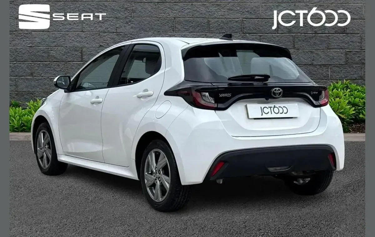 Used Toyota Yaris 113 HP (83 kW) 2025 White Hatchback