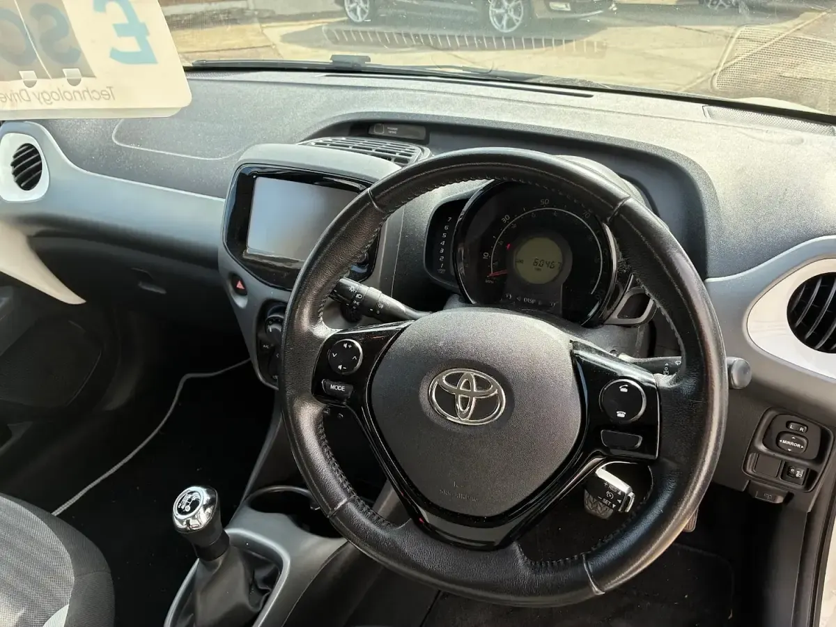 Used Toyota Aygo X-play 72 HP (52 kW) 2019 White Hatchback