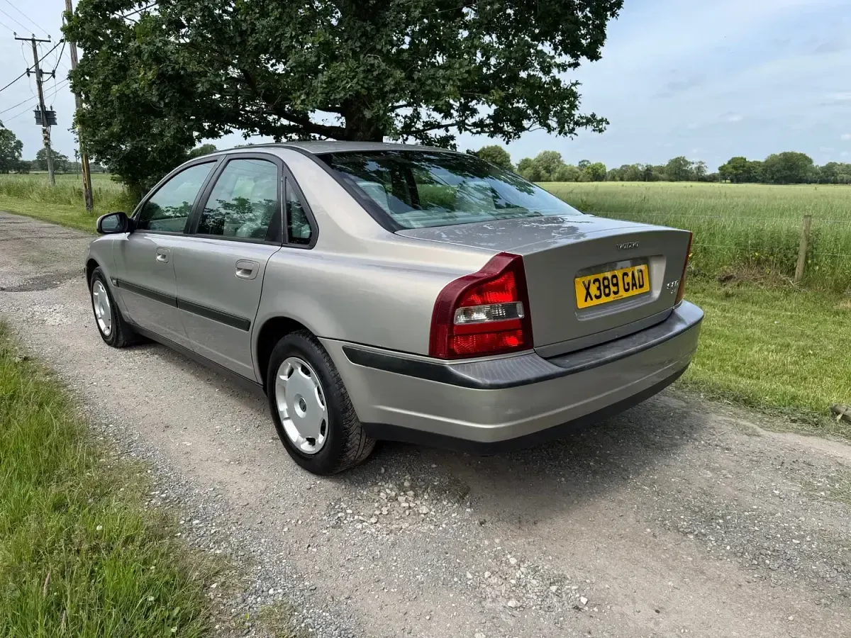 Used Volvo S80 140 HP (102 kW) 2000 Gold Sedan