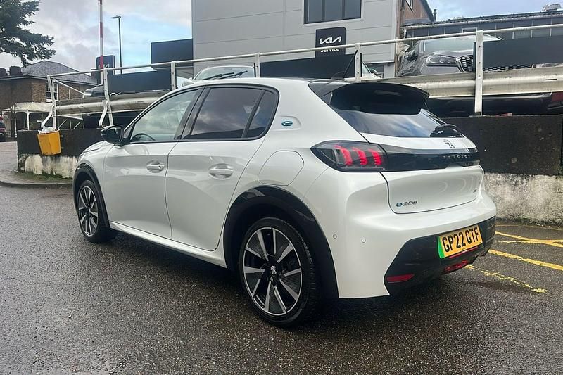 Used Peugeot e-208 Premium 100 kW (136 HP) 2022 Pearlescent white Hatchback