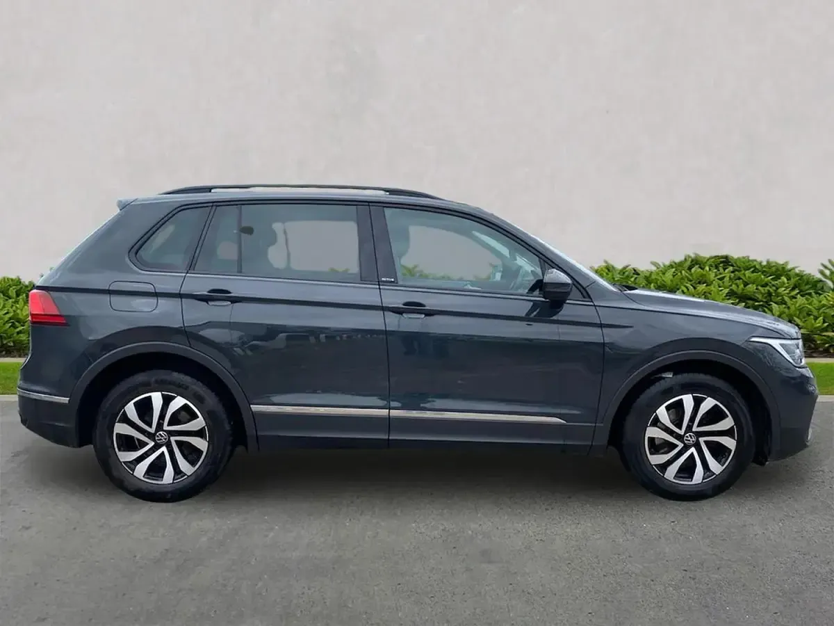 Usado VW Tiguan Active 130 HP (95 kW) 2022 Cinzento SUV