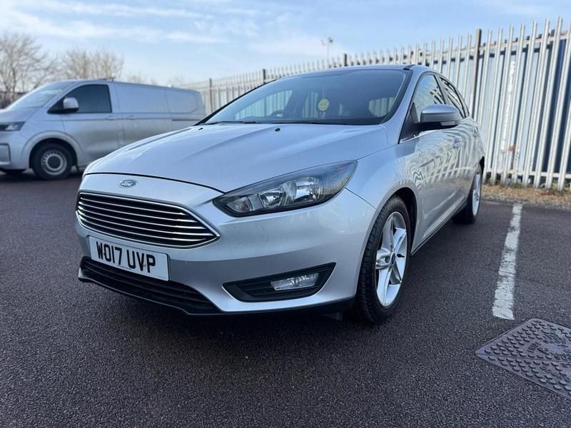 Usado Ford Focus Zetec 100 HP (73 kW) 2017 Prateado Citadino