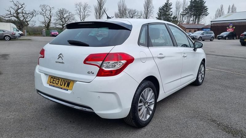 Used Citroën C4 VTR Sport 90 HP (66 kW) 2013 White Hatchback