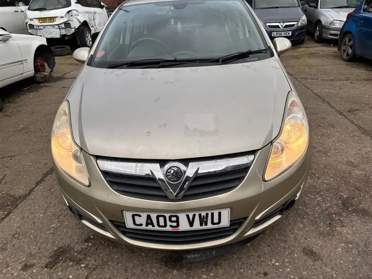 Begagnad Vauxhall Corsa Design Edition 89 HK (65 kW) 2009 Guld Halvkombi