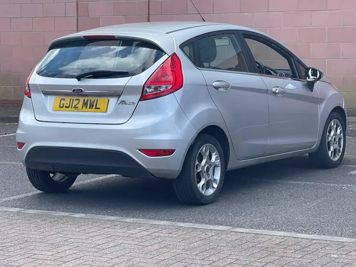 Usado Ford Fiesta Zetec 96 HP (70 kW) 2012 Prateado Citadino