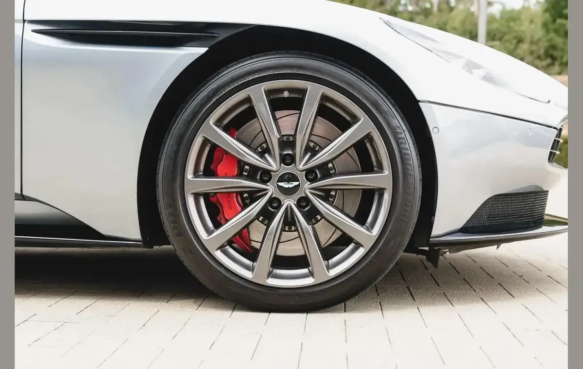 Used Aston Martin DB11 502 HP (369 kW) 2018 Silver Coupe