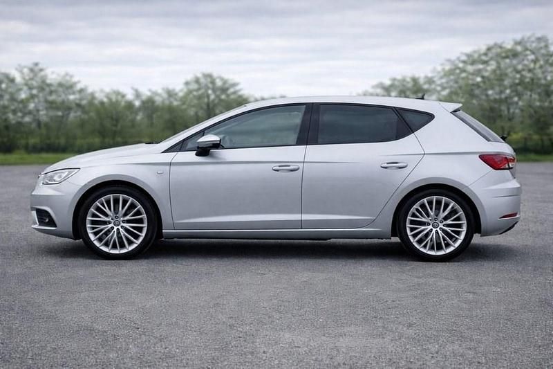 Used Seat Leon SE Dynamic 115 HP (84 kW) 2020 Silver Hatchback