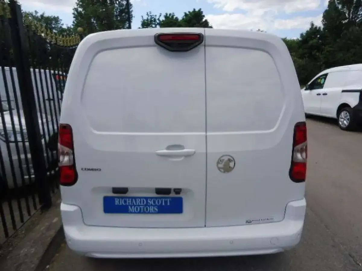 New Vauxhall Combo S 100 HP (73 kW) 2025 White MPV