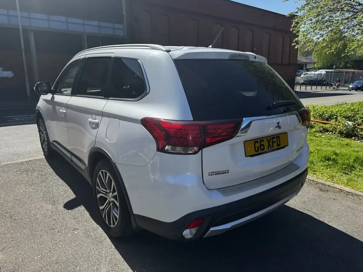 Usado Mitsubishi Outlander 150 HP (110 kW) 2016 Branco SUV