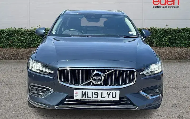 Used Volvo V60 Inscription 250 HP (183 kW) 2019 Blue Estate
