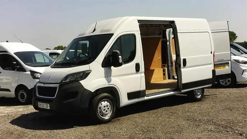 Used Peugeot Boxer Premium 140 HP (102 kW) 2023 White Van