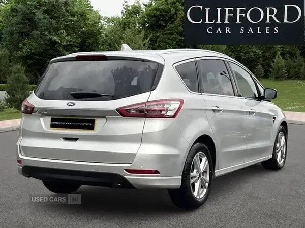 Usado Ford S-MAX Titanium 150 CV (110 kW) 2019 Plateado Monovolumen