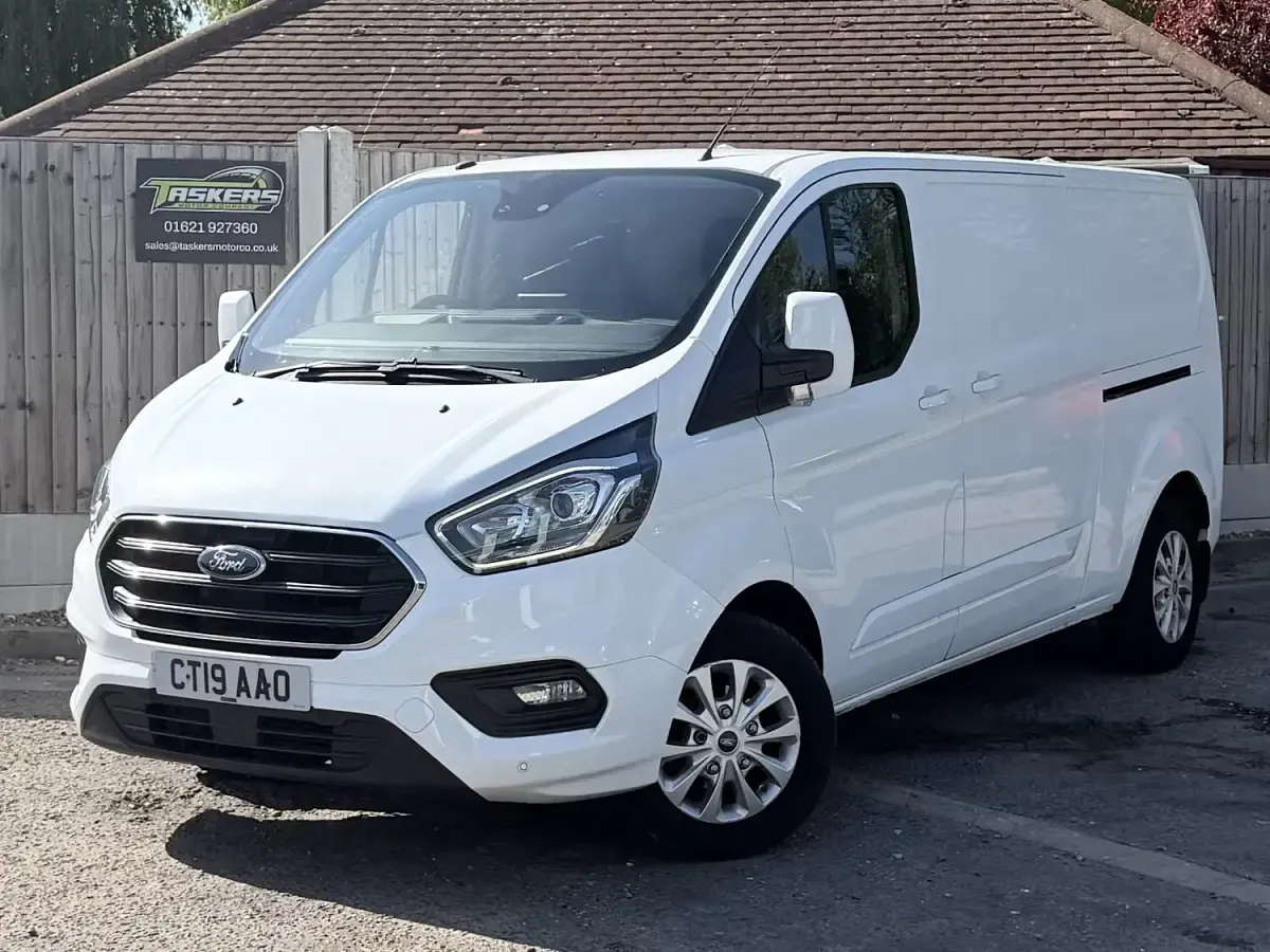 Used Ford Transit Custom Limited 130 HP (95 kW) 2019 White Van