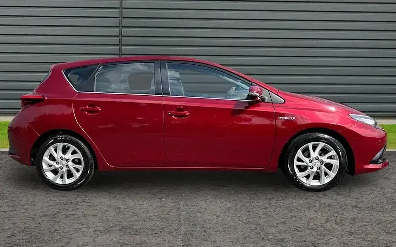 Used Toyota Auris Hybrid Business Edition 136 HP (100 kW) 2017 Red Hatchback