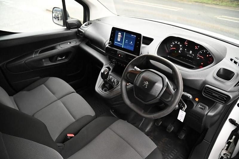 Used Peugeot Partner 100 HP (73 kW) 2020 White MPV