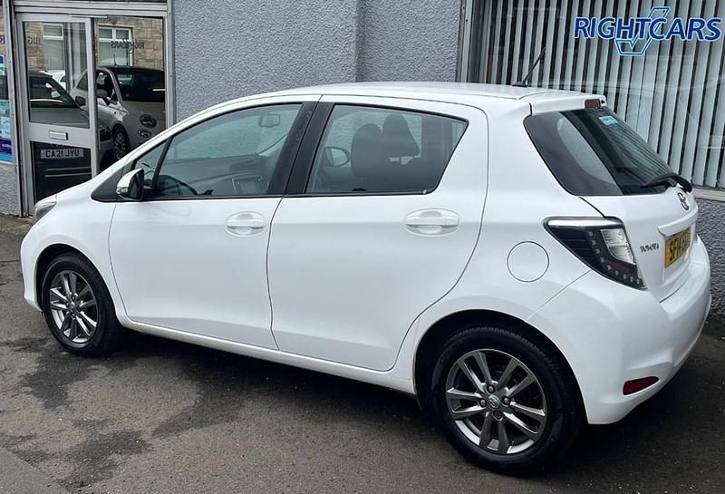Begagnad Toyota Yaris 2014 Vit Halvkombi